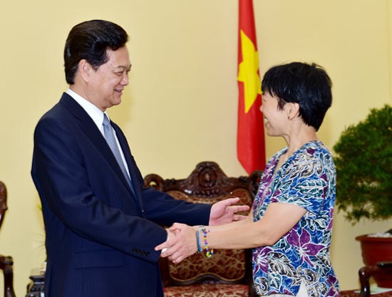 Vietnamese PM Nguyen Tan Dung receives Professor Luu Le Hang in the government's office (Photo: SGGP) Vietnamese PM Nguyen Tan Dung receives Professor Luu Le Hang in the government's office (Photo: SGGP)